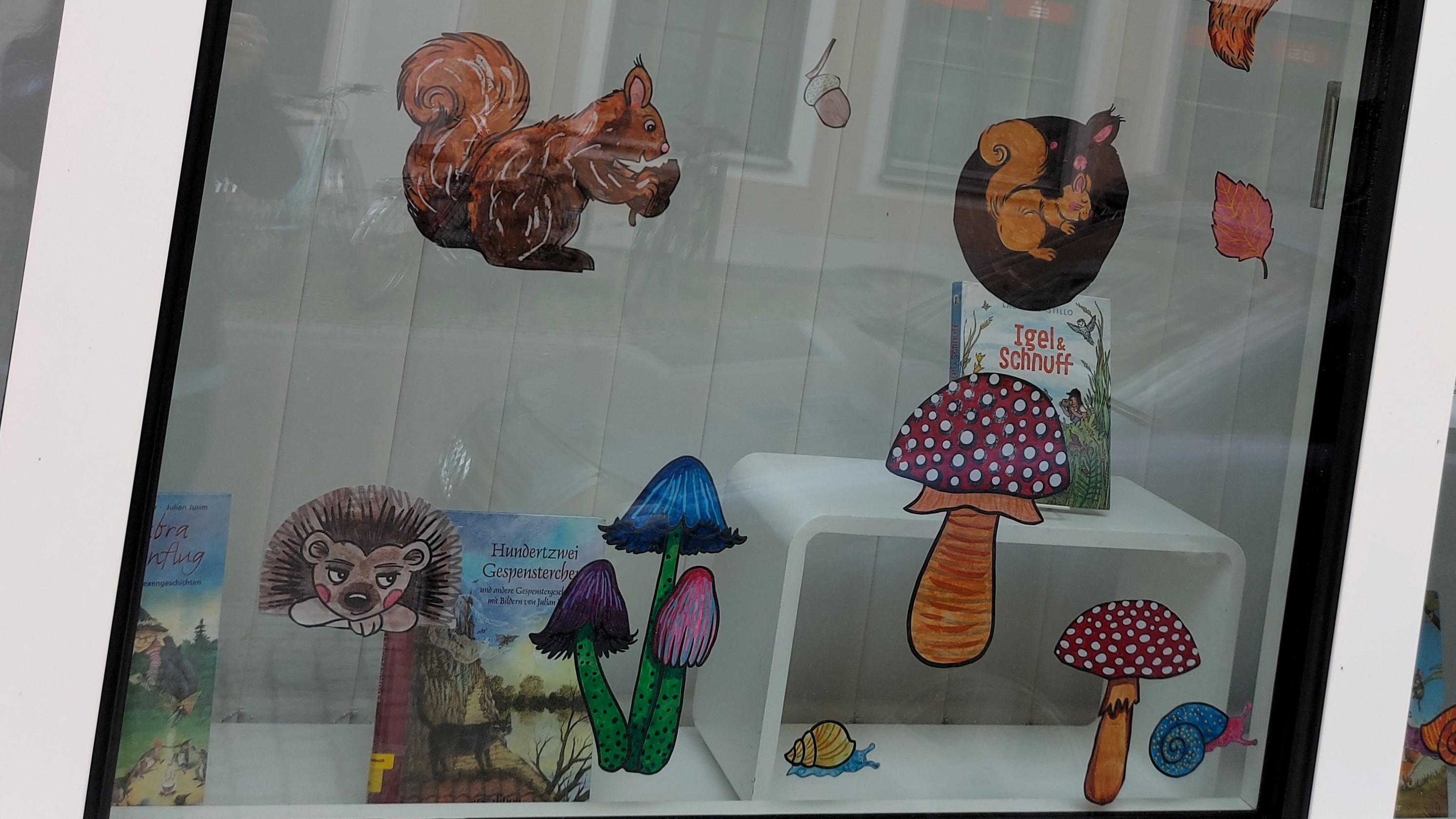 Im Herbst spukt's und gruselt's im Schaufenster der Eichstätter Stadtbücherei